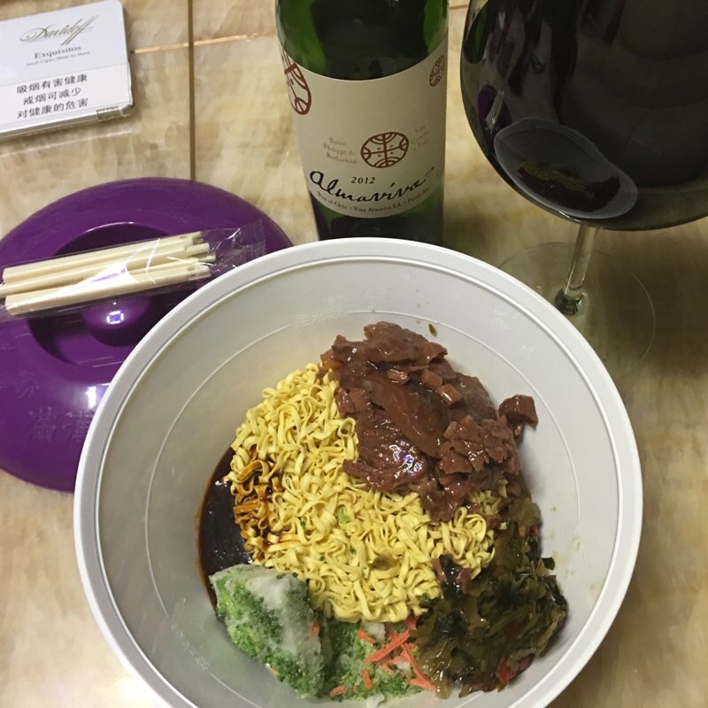 红酒配方便面,一看就是单身.