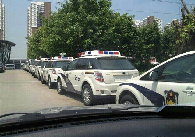 查看原图 2012年,比亚迪向深圳市公安局交付500辆e6纯电动警车,用于