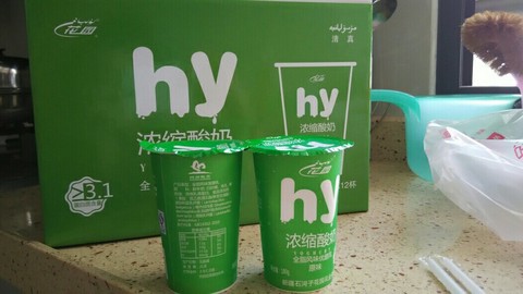 浓缩酸奶55,纯奶60,高端的老酸奶80,店员宣传花园与天润同一集团,产品