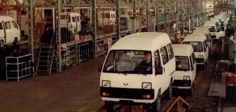8年,五菱的前身柳州动力机械厂成立,工厂以生产拖拉机为.