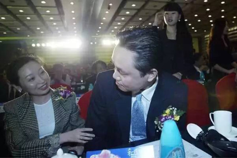 黄光裕与妻子杜鹃 而作为中国前首富黄光裕的妻子,从未涉足零售