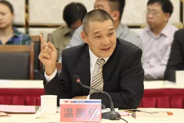 斑马消费: 养猪的争相开银行,温氏股份温鹏程干