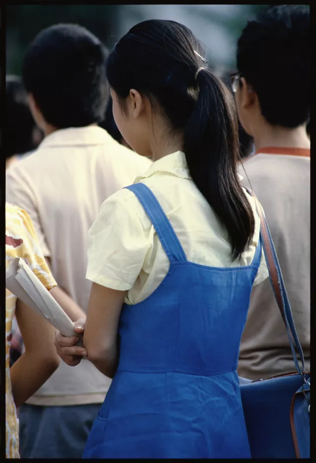八十年代早期,北京的中学生没有校服,只有上体育课的时候才穿上相对