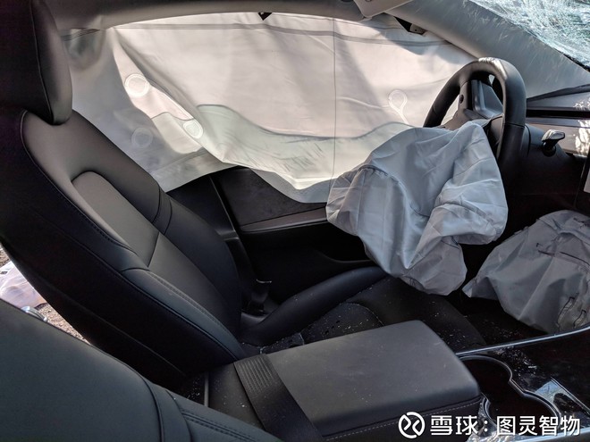 特斯拉model 3撞车事故现场,车子毁了但是车主安然无恙?