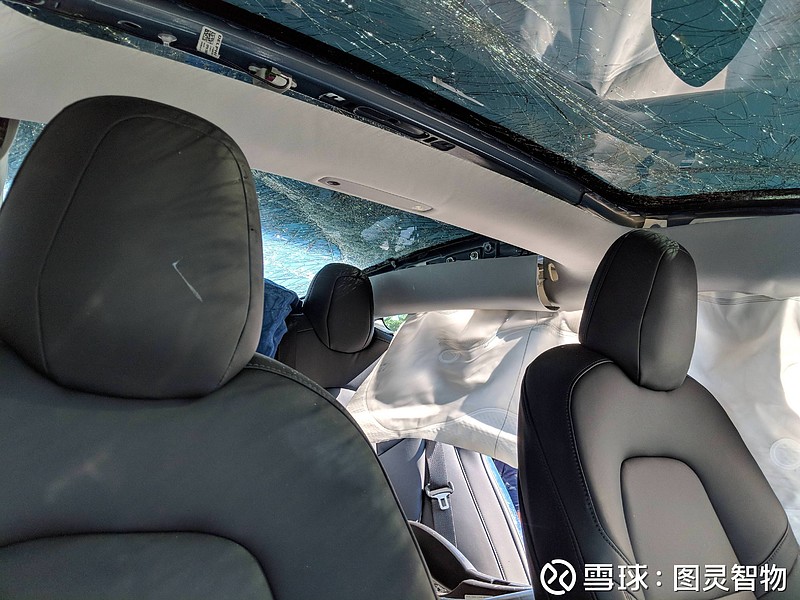 特斯拉model 3撞车事故现场,车子毁了但是车主安然无恙?