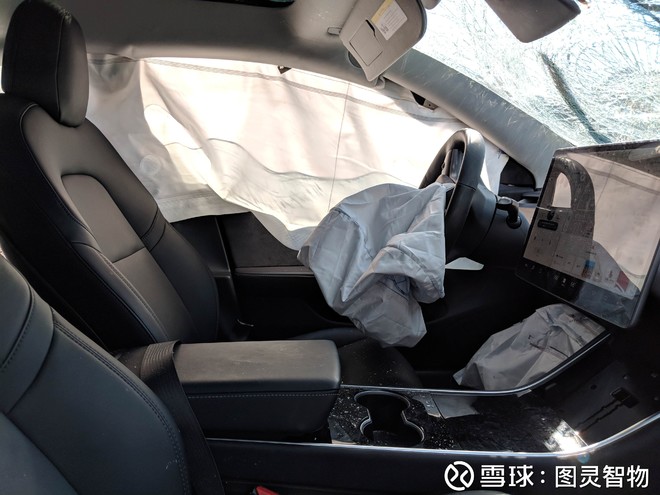 特斯拉model 3撞车事故现场,车子毁了但是车主安然无恙?