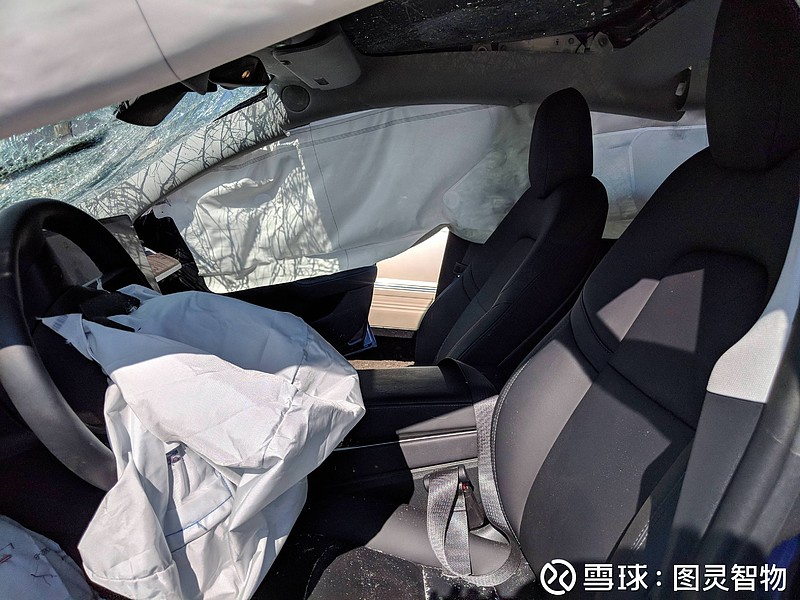 特斯拉model 3撞车事故现场,车子毁了但是车主安然无恙?