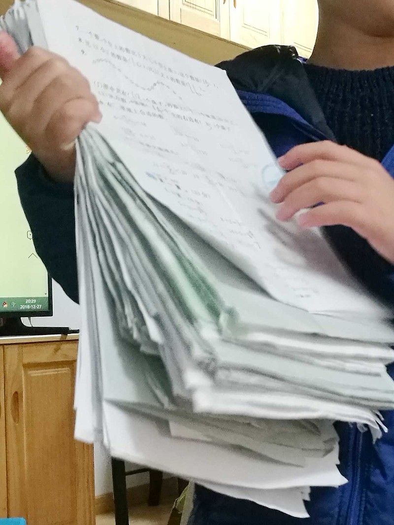 小学一年级的同同,一个学期的试卷就这么厚一沓了,真是应试教育