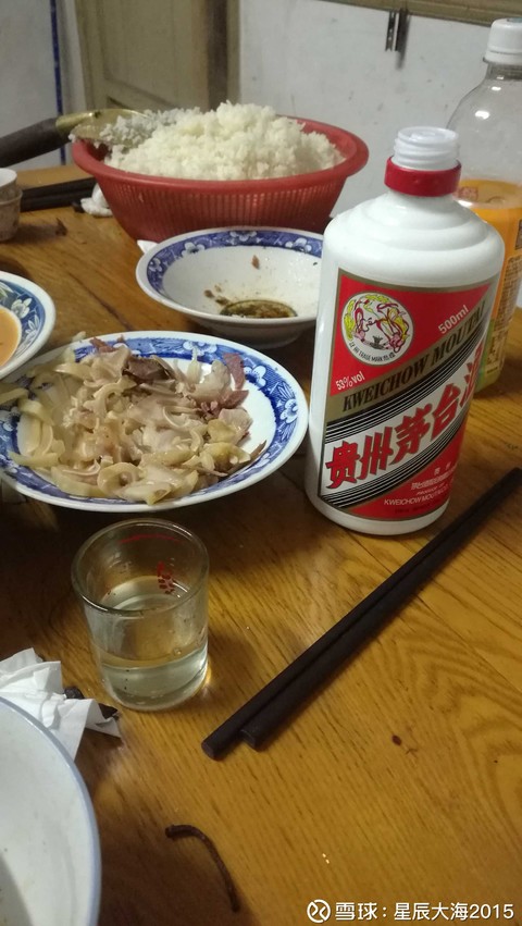 忙了一年,和家人在一起喝一瓶茅台,开心的聊聊家常,听