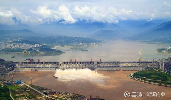 三峡大坝位于湖北省宜昌市境内,是当今世界最大的水利发电工程