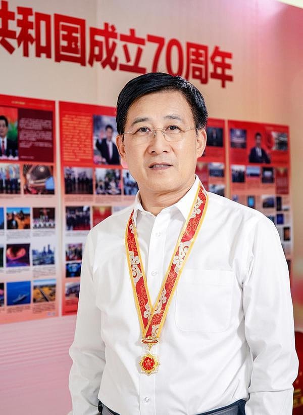 济川药业董事长曹龙祥荣获 "庆祝中华人民共和国成立70周年"纪念章