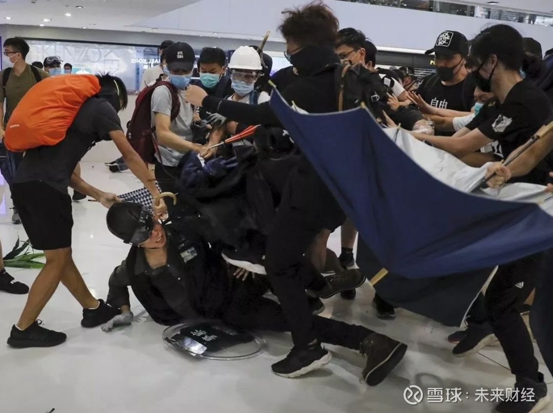 突发!港警被暴徒割喉