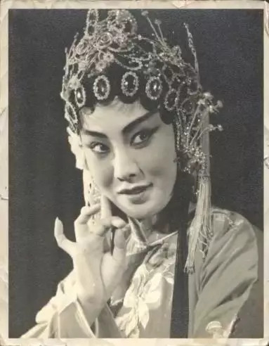 当时,王昆扮演的喜儿,让偷跑到剧院的郭兰英看入了迷,喜儿乐,她也乐