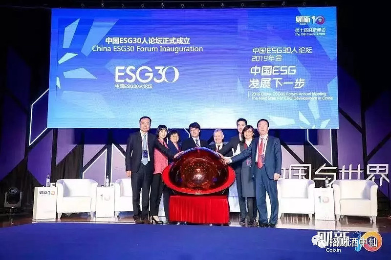 邹欣宇携楚乔传丫鬟锦烛现身金融圈酒局与银华基金副总同框