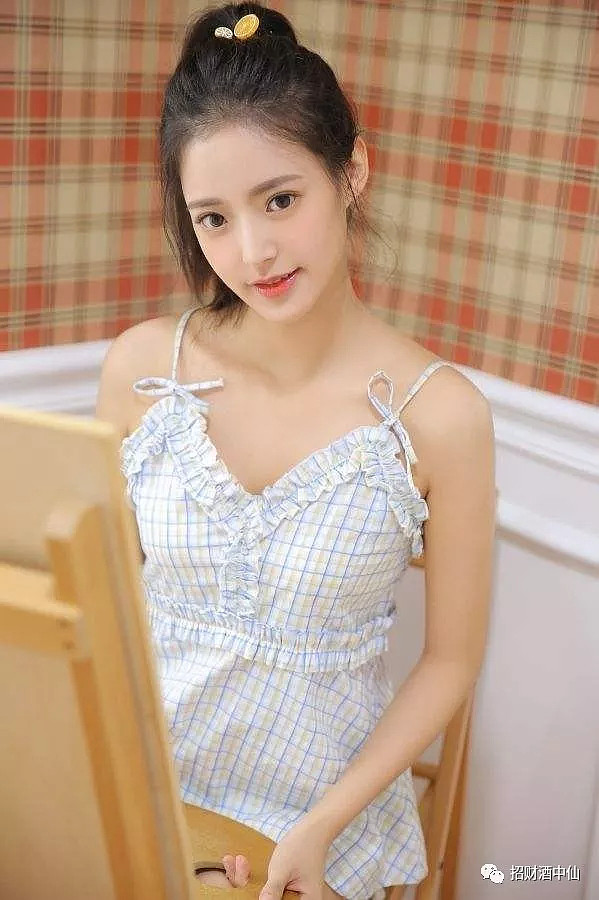 邹欣宇携楚乔传丫鬟锦烛现身金融圈酒局与银华基金副总同框
