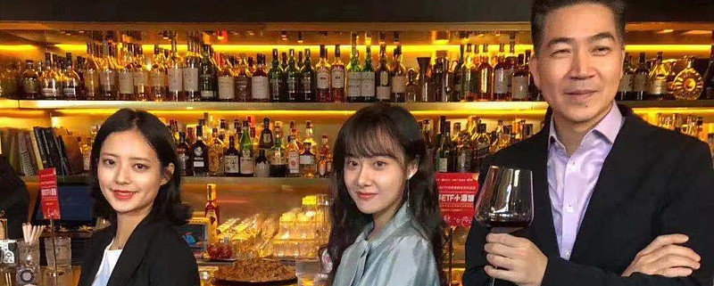邹欣宇携楚乔传丫鬟锦烛现身金融圈酒局与银华基金副总同框