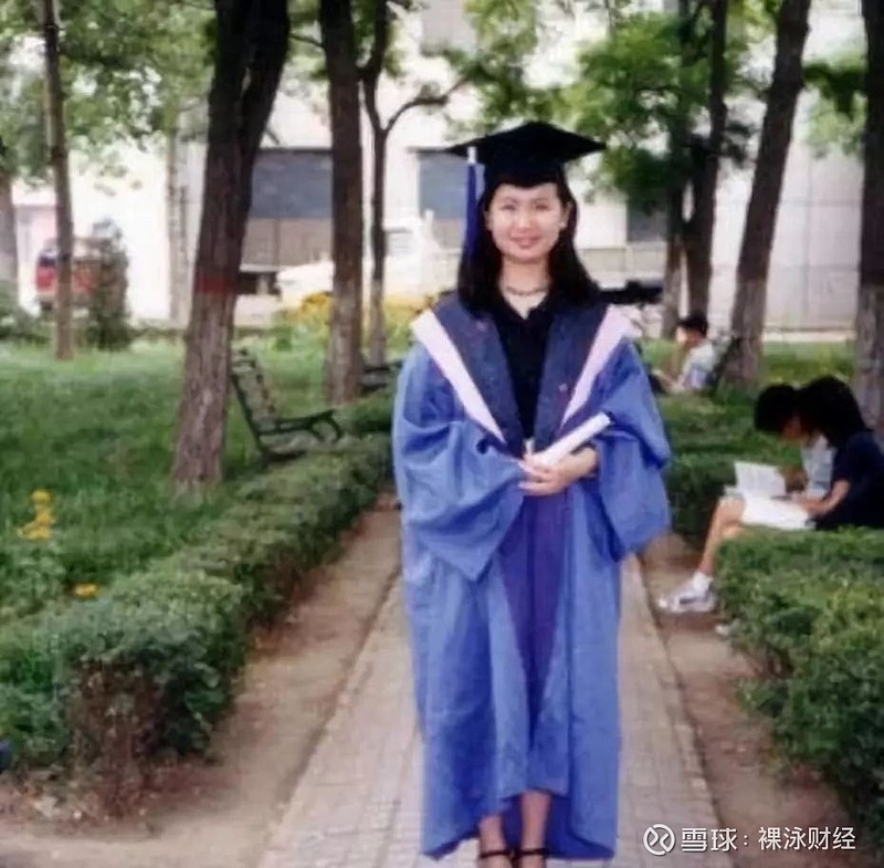 姜岩毕业时照片