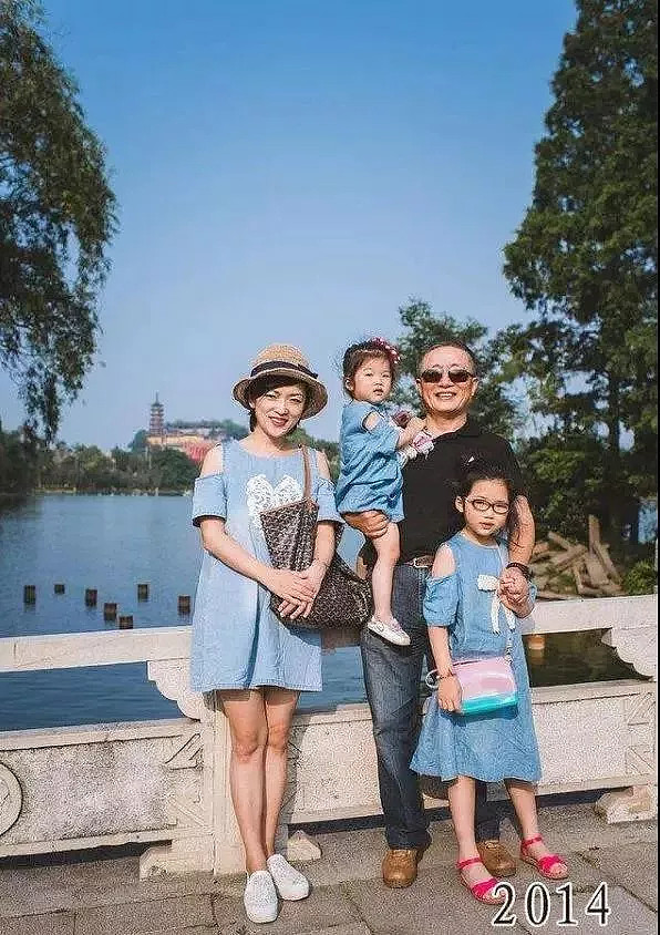 二胎妈妈35年对比照刷爆朋友圈:父母在,我们永远都是孩子