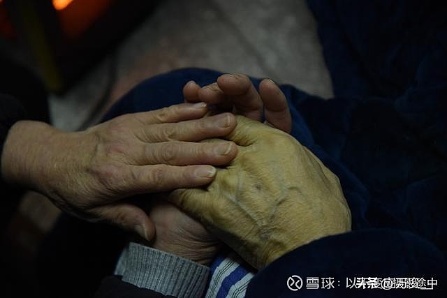母亲握着父亲的手