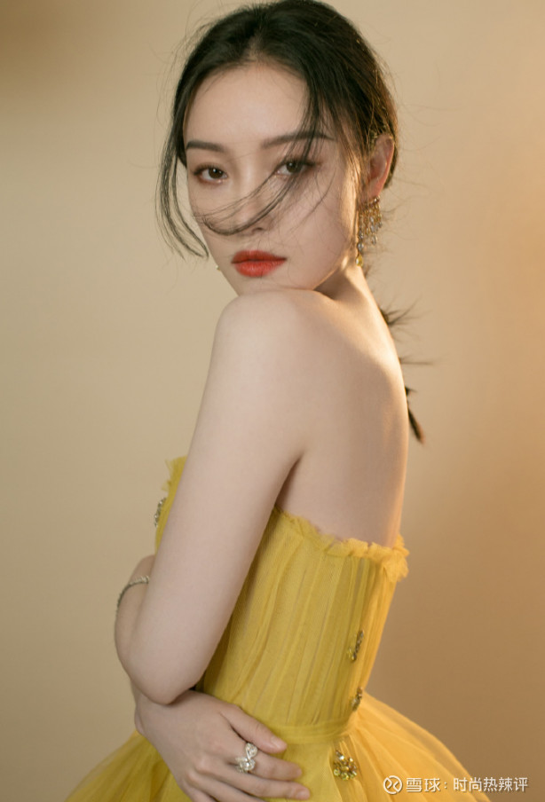 倪妮最新美照流出,一袭黄色仙女裙优雅干练,好身材不输18岁少女