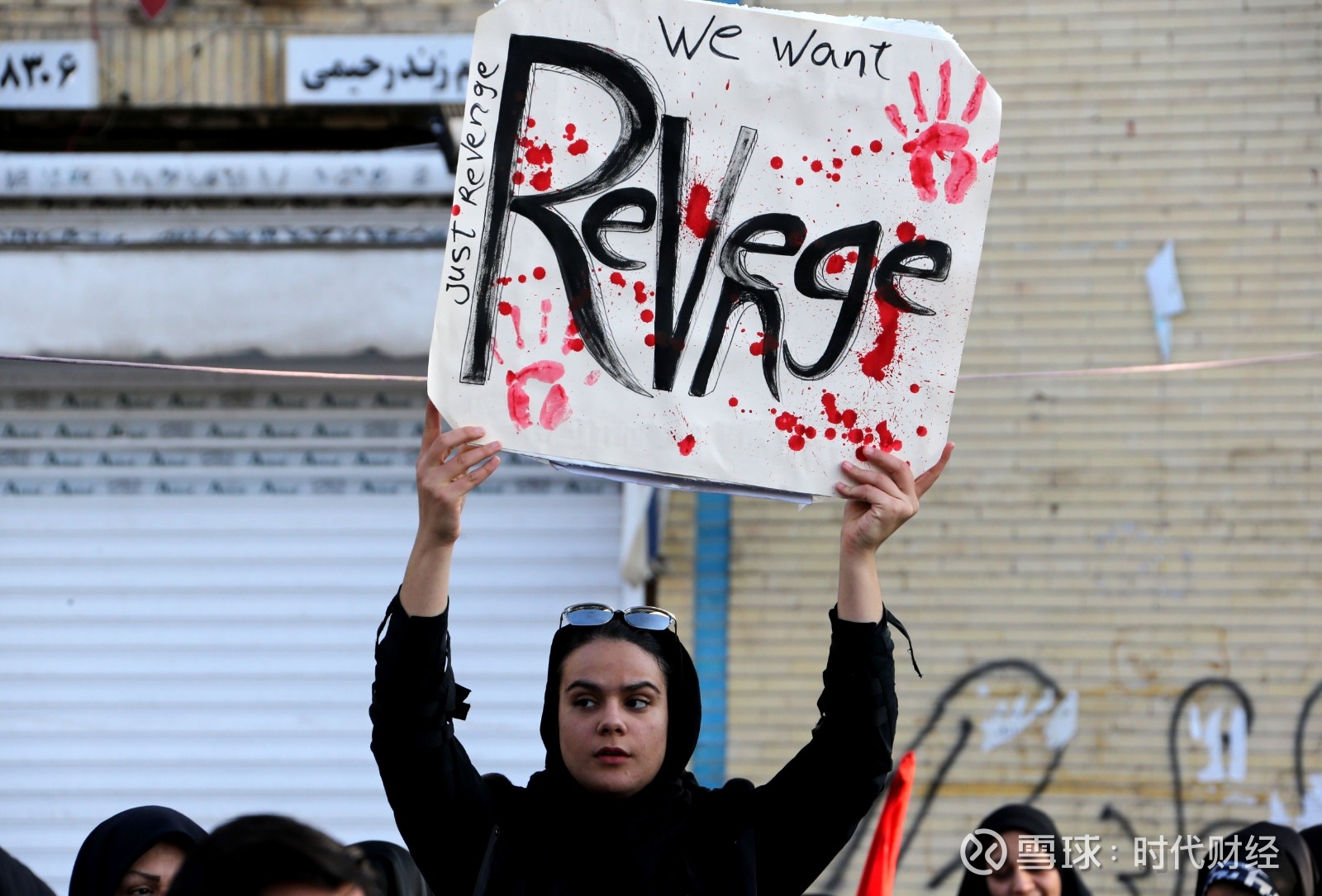 伊朗首都德黑兰街头举着"我们想报仇"的伊朗民众.(图源:cnn)