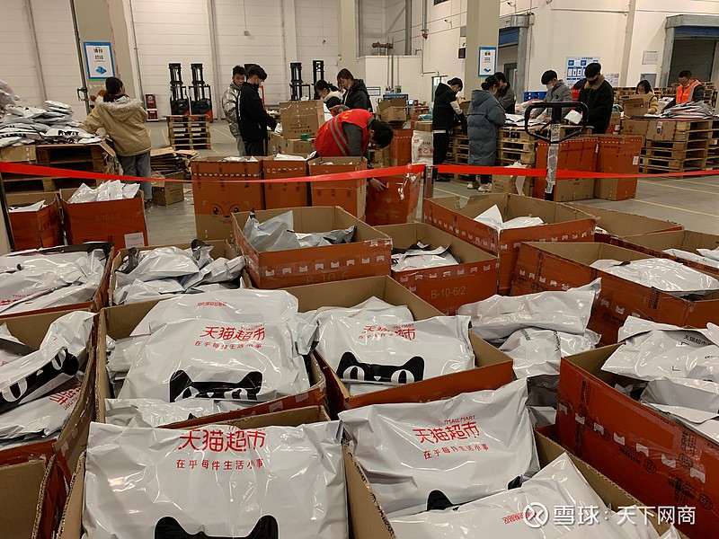 拣货员,包装员在临时操作台上分包发往各地的口罩