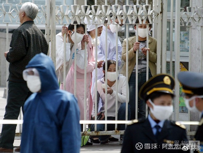 2003年4月25日,北京大学附属人民医院,被隔离的非典患者透过隔离病区