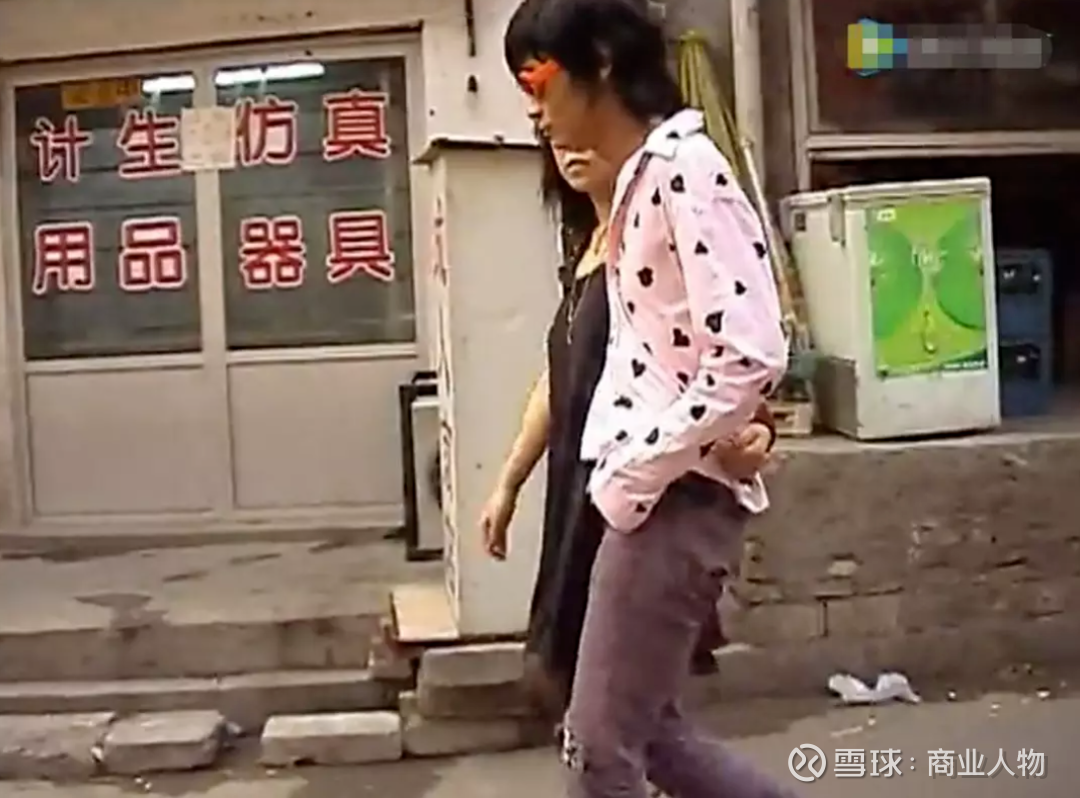 的小女朋友,带着喝醉的余劲,漫步在城乡结合部的情趣用品商店旁的边远