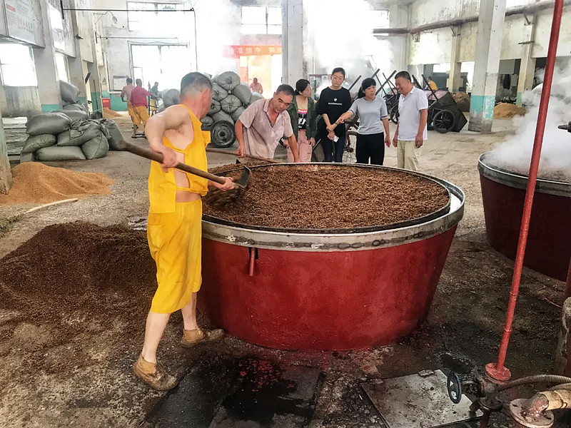 头排酒出锅了非遗(孔府家酒传统酿造技艺)传承人马强全程把控酿酒生产