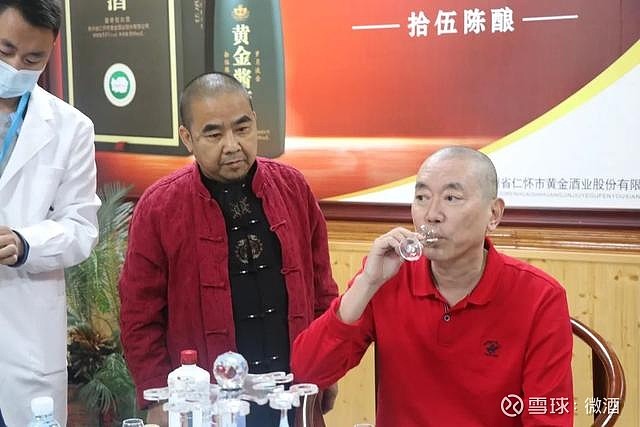 史玉柱先生,刘伟总裁一行到黄金酱酒酒厂视察指导工作