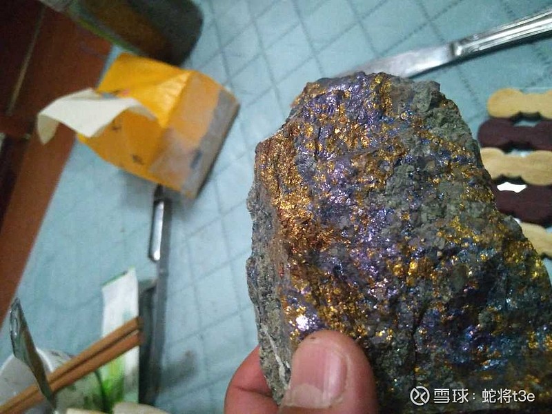 $紫金矿业(sh601899$看铜矿石的品位不是越黄越高这块矿石就是高品味