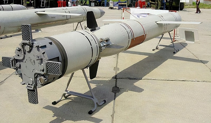 鹰击18是国家工程重大型号,和俄罗斯"俱乐部"导弹一样,采用两级三台