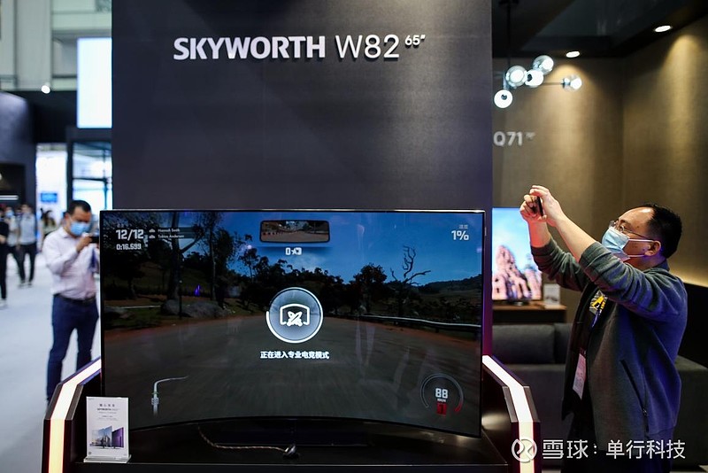 创维w82实现了四项技术突破,包括obm自制柔性屏体,电动曲平机构,鱼鳞