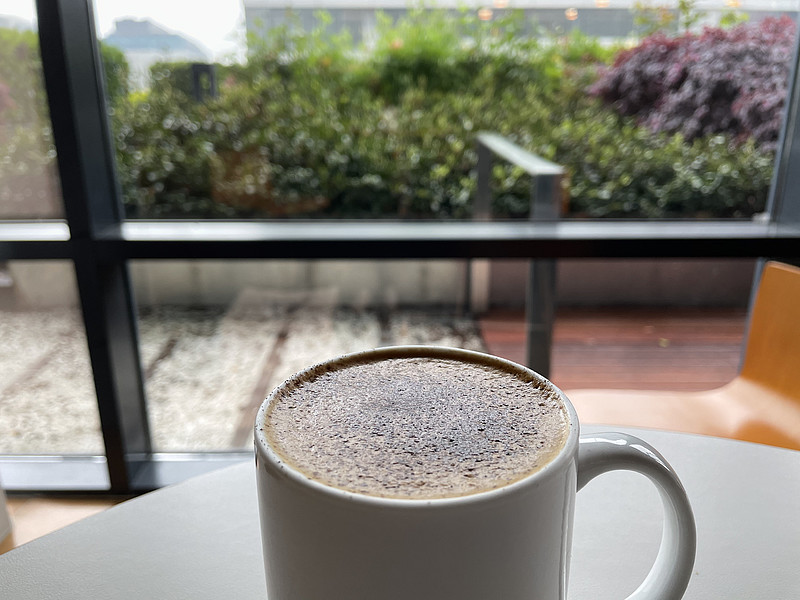 下雨天的早上,来一杯公司咖啡,舒服.