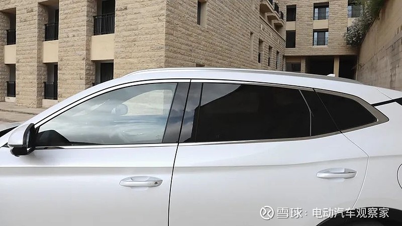 宋plus ev的后排采用隐私玻璃,即使不贴膜,也能有不错的隔热和保护