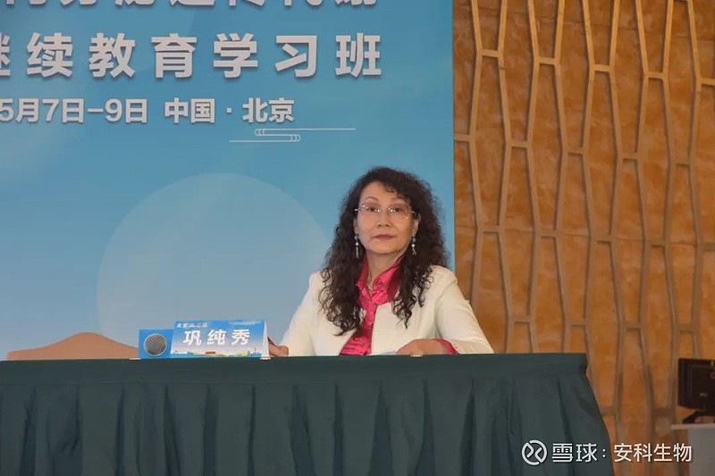 巩纯秀教授首先向观众们介绍了曹冰燕教授,并通过疫情期间门诊早发育