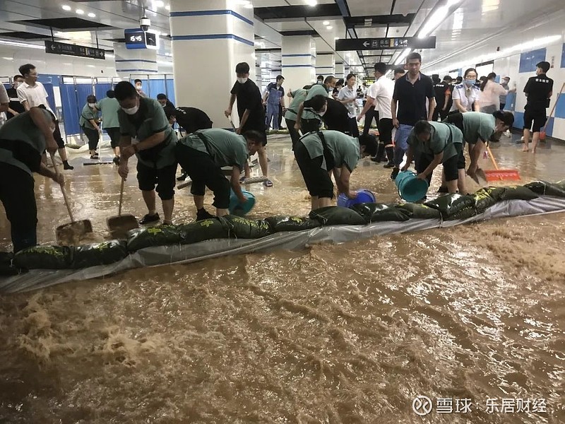 黄锦物业郑州地铁项目员工连夜奋战在抗洪抢险一线