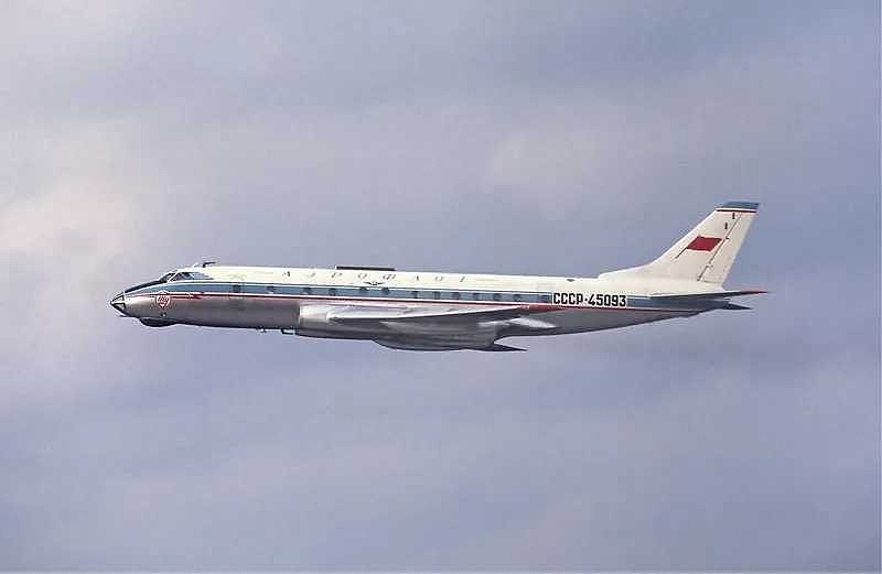 首飞的图波列夫图-124,该机实质上是图-104客机的四分之三比例缩小型