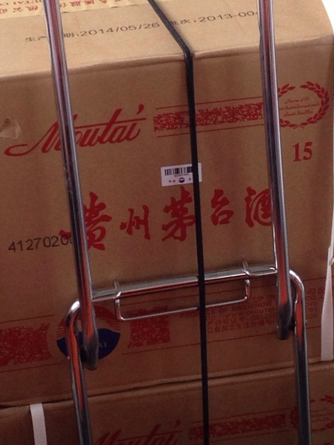 paul肖:$贵州茅台(sh600519)$ 在高铁站看到有位大