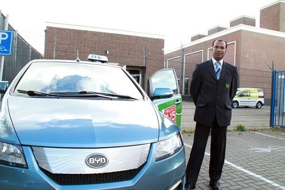 $比亚迪(sz002594)$ 25辆比亚迪电动出租车将驶入荷兰鹿特丹新华欧洲