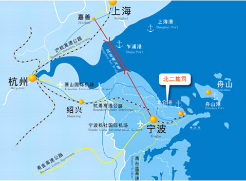 宁波港地处我国大陆海岸线中部,南北和长江 t 型结构的交汇点上