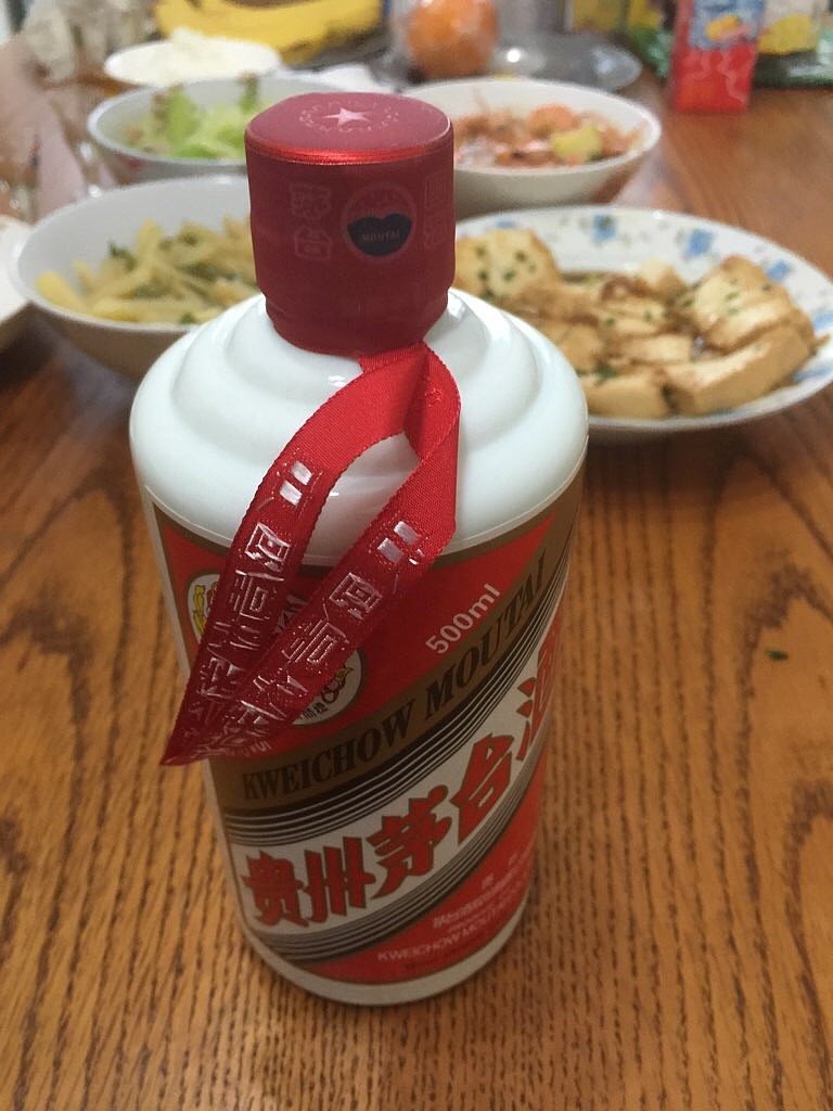 周末,跟老爸喝点酒,家常菜配2011年飞天茅台,今天高兴!