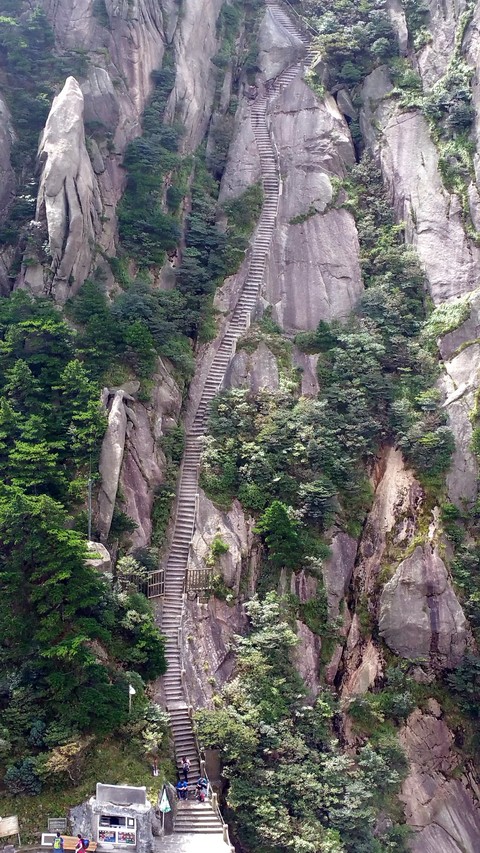 刚到天都峰脚下,这样的登天道,手机只拍到这条道的三分之二