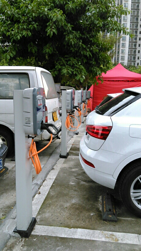 广州白云区某露天停车场 新安装的充电桩 30个的样子