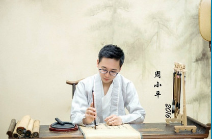 赵括: 周带鱼又在表演了,握笔姿势错,砚台没墨,