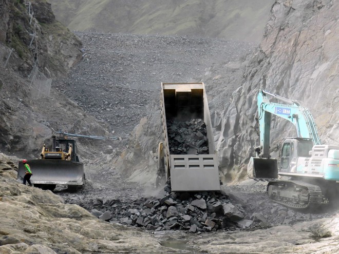 山行: 两河口工程大坝堆石区按期填筑 2016年6月1日下午,随着大坝基坑上游面自卸车缓缓升起的料箱,两河口大坝堆石区正式开始填筑,按期实现了工程建设节点目标 - 雪球