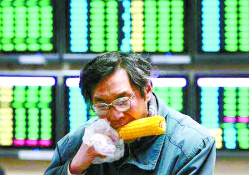 【如 果股市再跌,股民还能啃得起玉米吗】拍摄于2008年1月24日,一个