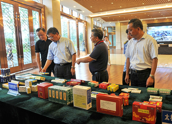 白礼西董事长向孙局长介绍太极骨干品种在参观桐君阁药厂的片剂,丸剂