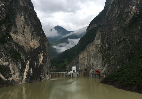 大电站必须是有大坝的,才有调节能力,下图是木里河华电的立洲电站