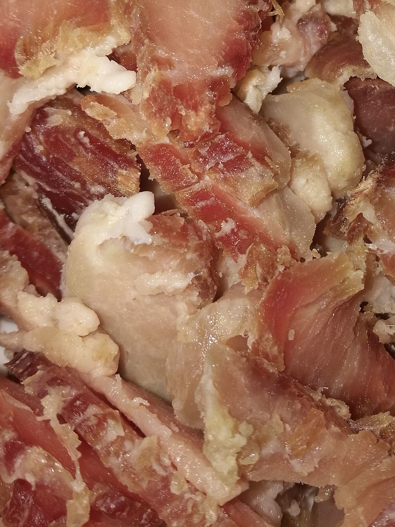 用手捏了一下,肥肉中间也有点硬了,昨天是外面硬中间软,为了保险,再烘